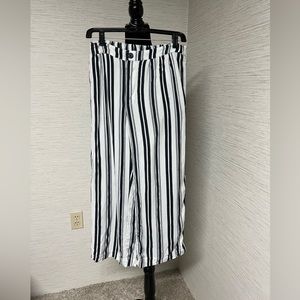 Abercrombie and Fitch Women’s wide leg striped pant - Medium
